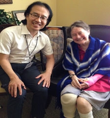 필자와 함께 한 마르바 던_ 매일 30여알 이상을 먹을 정도로 그녀는 온 몸이 성한 곳이 거의 없다. ©가진수 교수 제공 