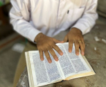 성경을 읽고 있는 미얀마 기독교인. ⓒ오픈도어