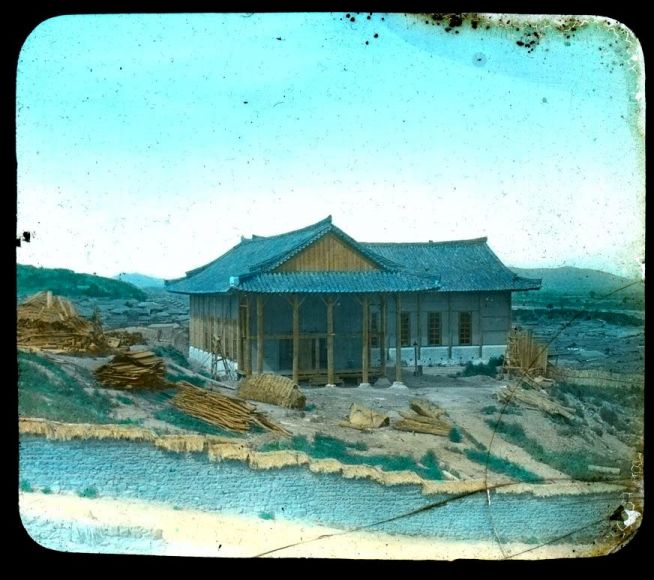 1900년 시공, 1901년 6월에 봉헌된 평양 장대현교회의 측면 사진. 외벽을 완료한 상태의 모습으로 미루어 1901년 3월경으로 보여진다. 광주 제중병원을 세운 로버트 윌슨의 아들인 스튜어트가 보관하던 자료