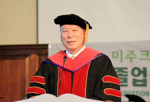 미주크리스천 신학대학교 2021년 졸업식 및 학위수여식에서 졸업생들을 권면하는 엘리야 김 총장