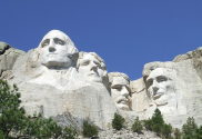 마운튼 러시모어. 미국의 건국부터 성장, 보존, 발전을 상징하는 대통령들의 얼굴이 산정의 거대한 바위에 새겨져 있다.