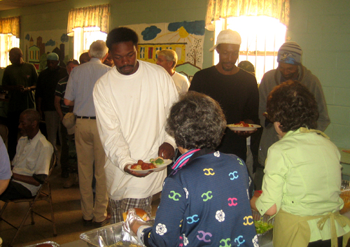 사랑과 정성이 담긴 따뜻한 음식을 받고 즐거워 하는 주민들