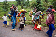 2008년 11월 7일  콩고민주공화국(DRC) 고마 북부의 키바티(Kibati) 지역에서 탈출하고 있는 주민들.
