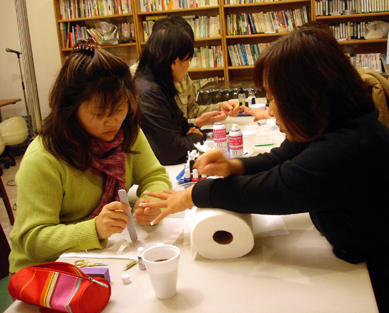 4명의 네일아트 기술자들은 무료 네일아트 교실을 열었다.