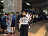 애플 데일리의 마지막 신문을 구매하기 위해 줄 서 있는 홍콩 시민들. ⓒ국제앰네스티 제공