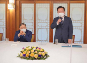 (왼쪽부터) 소강석 목사가 김부겸 총리의 인사말을 듣고 있다.