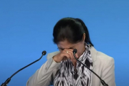 국제 종교 자유 정상회의에 참석한 위구르인 여성 투르수나이 지야우둔이 중국의 강제수용소 생활을 언급하며 눈물을 흘리고 있다. ⓒ유튜브 영상 캡쳐