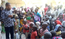 조셉 바트 피델리스 신부가 나이지리아 현지인들을 대상으로 치유사역을 펼치고 있다.