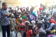 조셉 바트 피델리스 신부가 나이지리아 현지인들을 대상으로 치유사역을 펼치고 있다. ©Aid to the Church in Need