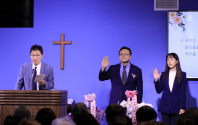 브릿지교회 김재호 목사 위임예배에서 서약하는 김재호 목사와 손지은 사모