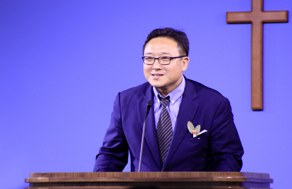 브릿지교회 담임 목사 위임예배에서 답사하는 김재호 목사