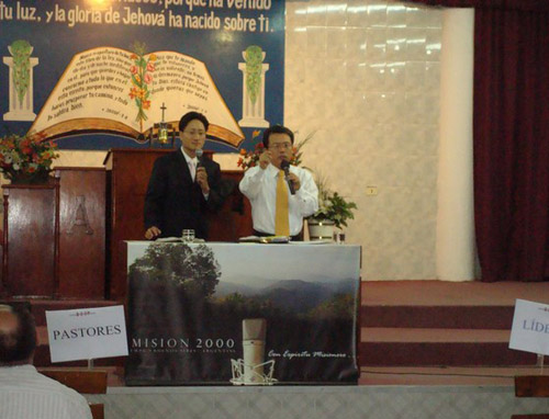 집회를 인도하는 정인수 목사