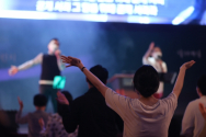 ‘2021 원데이 다니엘기도회’에서 한 참석자가 두 손을 들고 기도하고 있다(사진은 기사 내용과 직접 관련 없음). ©다니엘기도회 