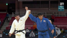 조구함 선수가 은메달 확정 후 자신을 이긴 일본 울프 아론 선수의 손을 들어주고 있다. ⓒ유튜브