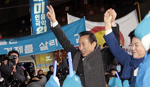 제17대 대통령으로 당선된 한나라당 이명박 당선자가 이날 저녁 10시경 여의도 당사 앞에 모인 지지자들에게 손을 흔들며 기쁨을 나누고 있다. 오른쪽은 김윤옥 여사. ⓒ고준호 기자 