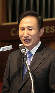 제17대 대선 이명박 대통령 당선자. 그는 오직 모든 문제의 해결점은 하나님으로부터 비롯된다고 말한다. ⓒ 크리스천투데이 DB 