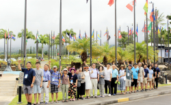 하와이 코나 열방대학에서 개최된 제2차 글로벌복음통일전문세미나 참석자들이 &#034;복음 통일&#034;을 외치고 있다