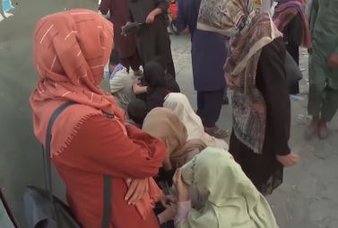 카불 공항 근처에 모인 아프간 여성들 ©BBC 뉴스 