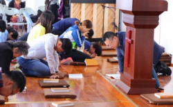 이른비언약교회 왕이 목사와 성도들이 예배 도중 간절히 기도하고 있다. ⓒ이른비언약교회 페이스북