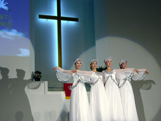 버지니아의 필그림교회서 펼친 공연의 일부.  비둘기야 높이 날아라 - 4인무, 강이슬 외 3명 