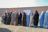 아프가니스탄 헤라트 지역에서 여성 주민들에게 위생키트를 전달하는 모습. ⓒ월드비전