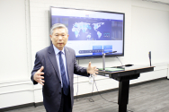 월드미션대학교 임성진 총장이 스마트 강의실에 대해 소개하고 있다
