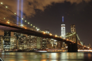 브루클린 다리에서 바라본 9•11 추모 불빛과 2013년 완공된 제1세계무역센터