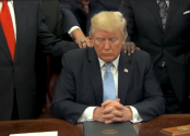 기도받고 있는 트럼프 전 대통령. ©유튜브 영상 캡쳐  