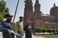 파키스탄 라호르에 위치한 성심가톨릭교회 앞에서 무장한 이들이 경비를 서고 있다. ⓒAid to the Church in Need