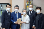 고 정판술 목사의 유가족이 고신대에 발전기금을 기부하는 모습. 