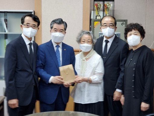 고 정판술 목사의 유가족이 고신대에 발전기금을 기부하는 모습. 