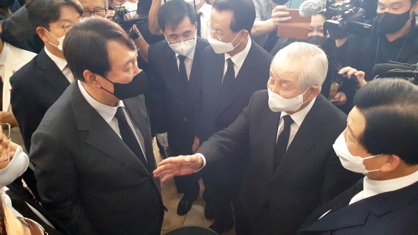 윤석열 전 검찰총장(맨 왼쪽)이 15일 故 조용기 목사 조문소를 찾았다. 그는 이 자리에서 김장환 목사(오른쪽 아래에서 두 번째) 등 목회자들을 만나 인사를 나눴다. ©김진영 기자 