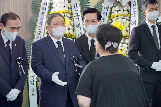 소강석 목사가 조문객을 맞고 있다