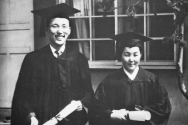 1958년 순복음신학교 제4회 졸업식에서 최자실 전도사와 함께한 조용기 목사. ⓒ여의도순복음교회