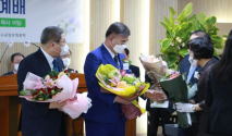(오른쪽부터 순서대로) 신임 총회장 배광식 목사와 직전 총회장 소강석 목사가 축하 꽃다발을 받고 있다. ⓒ송경호 기자