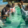 ▲인도네시아의 한 목회자가 개종자들에게 세례를 주고 있다. ⓒ크리스천애드미션
