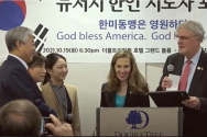 19일 미국 뉴저지에서 열린 한인지도자포럼에서 뉴저지 상하원의원들이 전광훈 목사에게 대한민국의 자유통일에 대한 결의안을 전달했다. ⓒ너알아TV