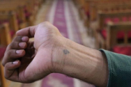 콥트교인의 손목에 새겨진 십자가 모양의 문신. ⓒ오픈도어