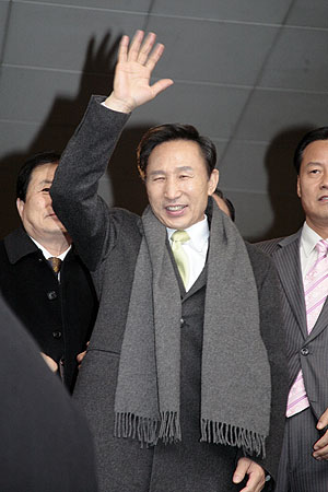 이명박 당선자가 예배를 마친 후 성도들에게 손을 흔들며 인사를 하고 있다. ⓒ고준호 기자