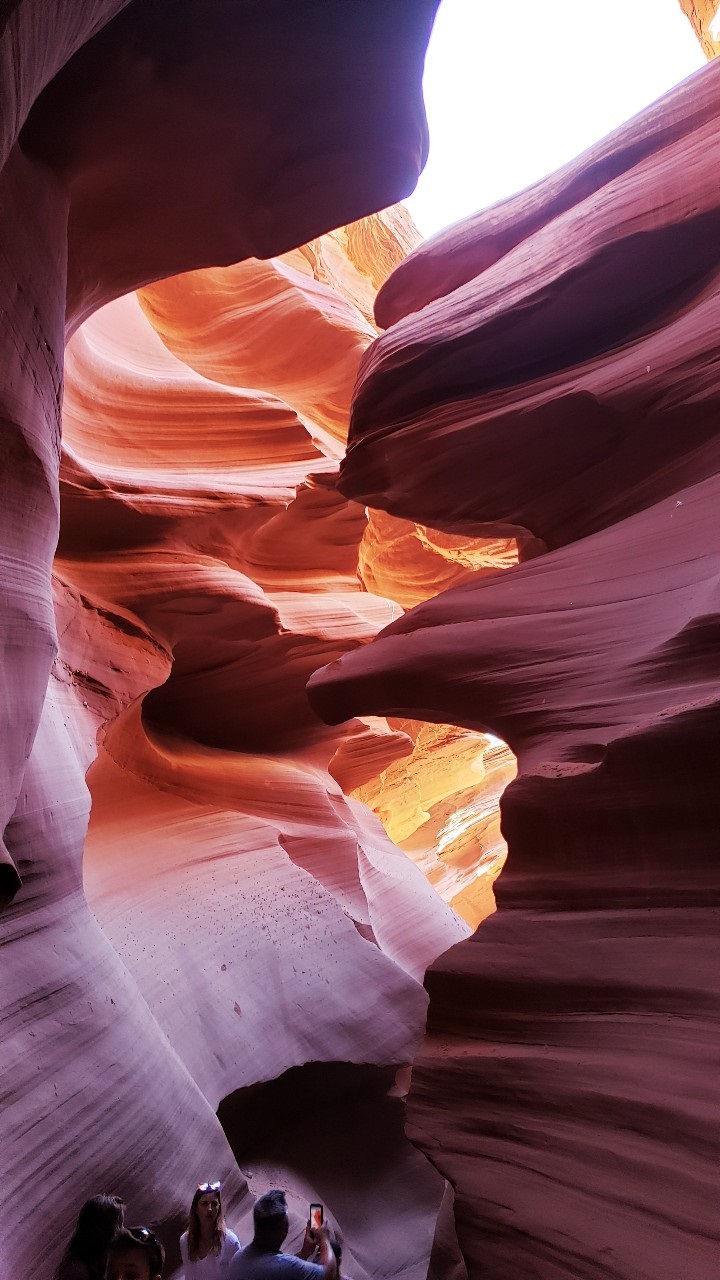 물이 빚어낸 우아하고 매끄러운 곡선과 그 틈 사이로 들어온 빛의 굴절이 신비로운 분위기를 자아내는 엔텔롭캐년