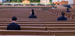 한 교회에서 소수의 교인들이 서로 거리를 띄운 채 예배를 드리고 있는 모습(기사 내용과 무관) 