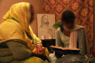 파키스탄의 한 가정에서 소녀가 문맹인 어머니에게 성경을 읽어주고 있다(상기 사진은 본 기사 내용과 직접적 관련 없음). ⓒ한국오픈도어
