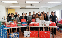 위탁아동을 위한 크리스마스 선물을 포장한 오픈뱅크 직원들