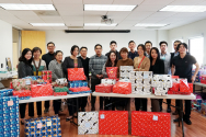 위탁아동을 위한 크리스마스 선물을 포장한 오픈뱅크 직원들