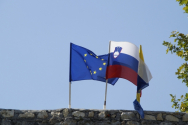 유럽연합기(맨 왼쪽)와 슬로베니아 국기(가운데) ©pixabay.com 