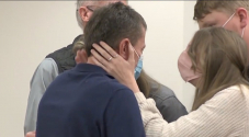 법정에서 베를린 스트랭지 목사의 가족들이 음주운전자인 데이비드 넬슨을 용서하고 있다.