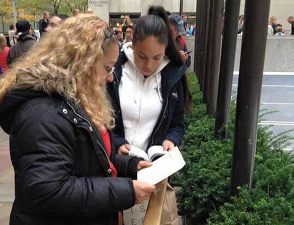 가장 최근 진행된 맨하탄 성시화 전도에서 뉴욕에 모인 각 세계인들이 전도지를 받아들고 유심히 살펴보고 있다.