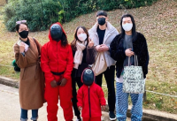 ICM이 최근 한국에서 진행한 노방전도에서도 외국사람들의 반응은 매우 호의적이었다. 오징어게임 의상을 입은 외국인들과 ICM 한국 회원들이 사진을 찍고 있다.