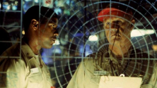영화 &lt;크림슨 타이드&gt;의 한 장면. 지휘 방식에 관한 이견으로 갈등을 빚는 부함장 헌터 소령(덴젤 워싱턴 분, 왼쪽)과 함장 램지 대령(진 해크만 분, 오른쪽).