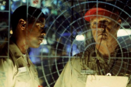 영화 &lt;크림슨 타이드&gt;의 한 장면. 지휘 방식에 관한 이견으로 갈등을 빚는 부함장 헌터 소령(덴젤 워싱턴 분, 왼쪽)과 함장 램지 대령(진 해크만 분, 오른쪽).